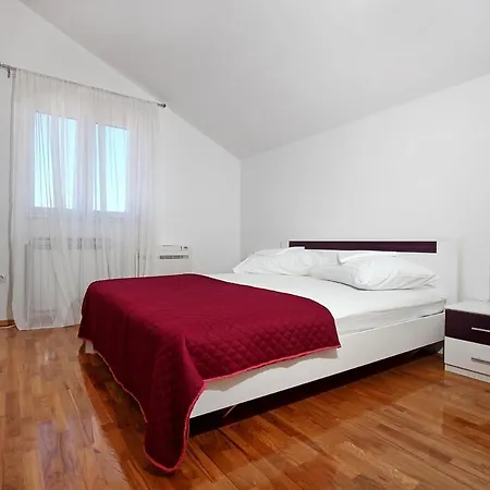 度假居 House With A Swimming Pool Lozovac, Krka - 11715 罗佐瓦克